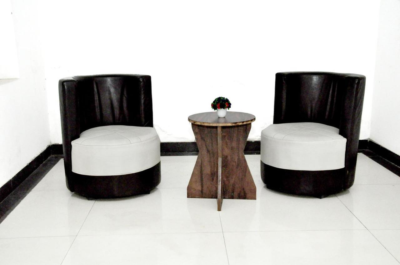 Hotel Almond Zirakpur Екстериор снимка