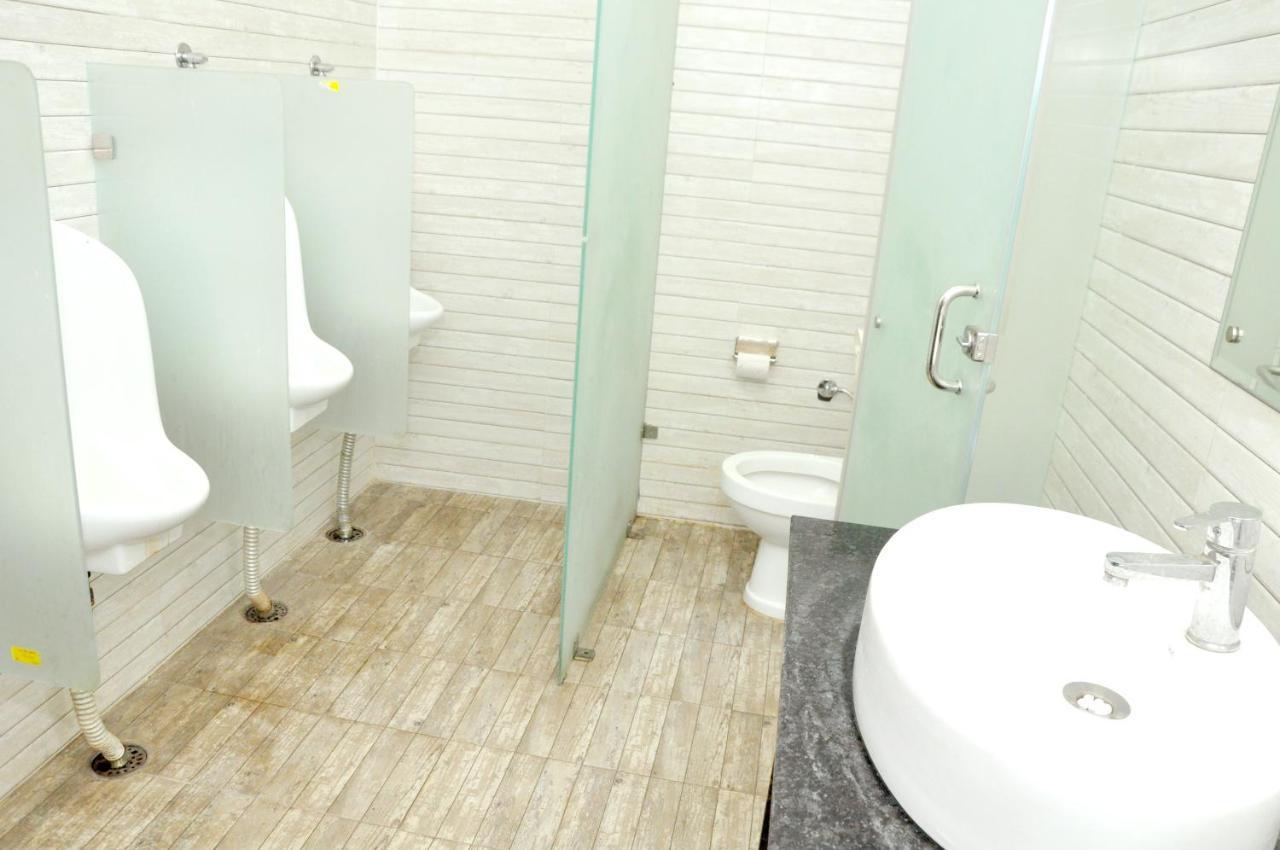 Hotel Almond Zirakpur Екстериор снимка