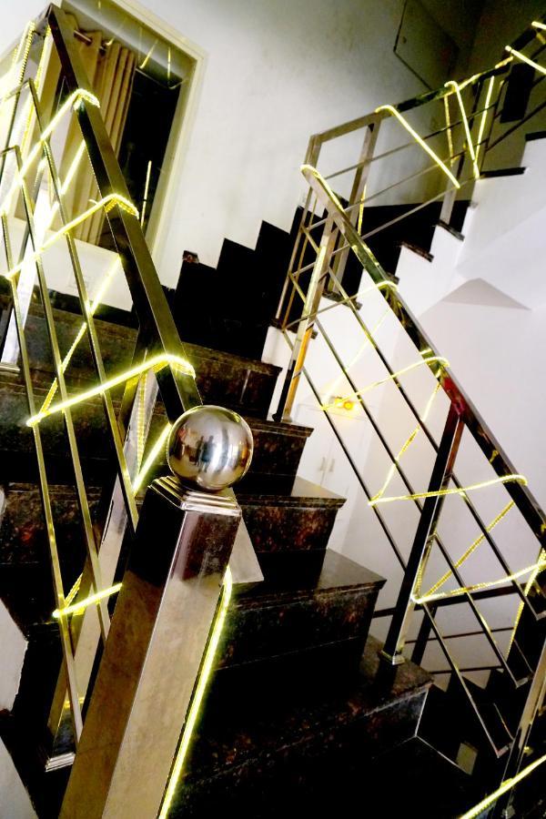 Hotel Almond Zirakpur Екстериор снимка