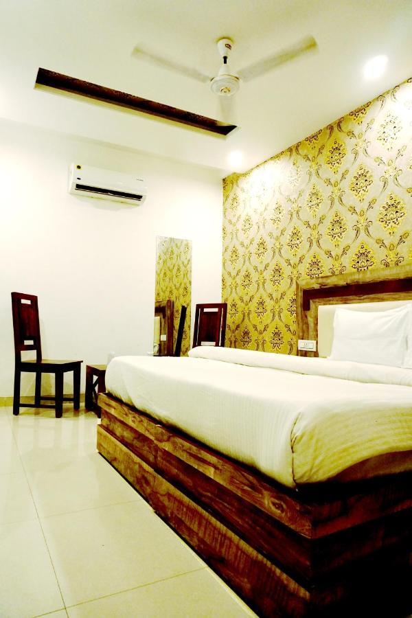 Hotel Almond Zirakpur Екстериор снимка