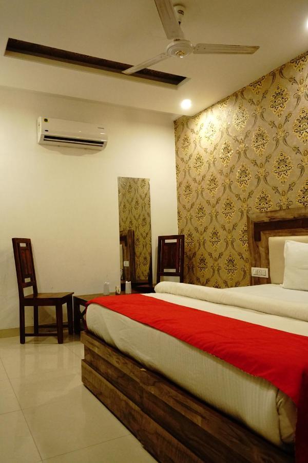 Hotel Almond Zirakpur Екстериор снимка