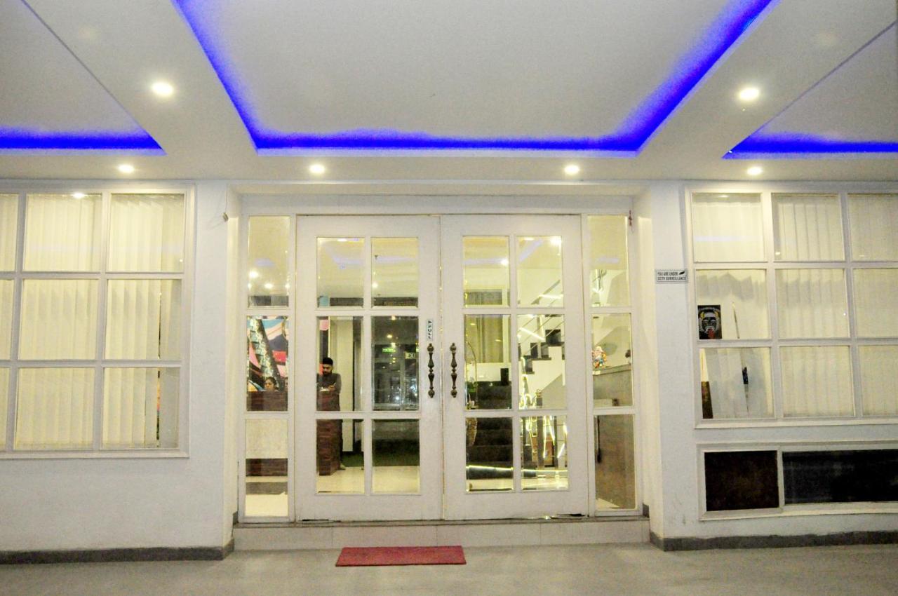 Hotel Almond Zirakpur Екстериор снимка